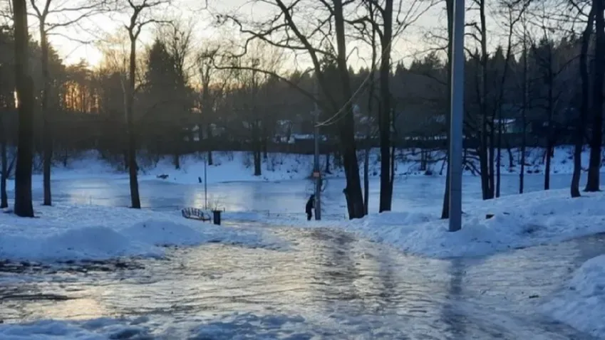 Мальчик, которого мать отправила гулять босиком в мороз, боялся умереть от холода