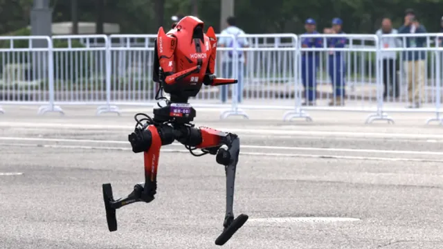 Гуманоидные роботы впервые пробежали полумарафон вместе с людьми