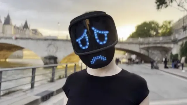 Qudi Mask 2 анимирует выражение лица в пиксельные смайлы, повторяя эмоции пользователя