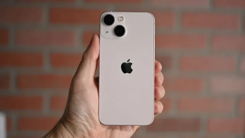 Смартфон iPhone 13 заметно подешевел в России