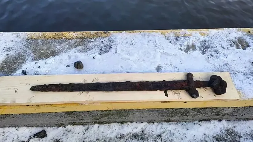 Daily Mail: в Польше на дне реки Вислы нашли 1000-летний меч Ульфберта
