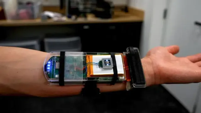 Учёные создали браслет с ультразвуком для точного отслеживания пальцев