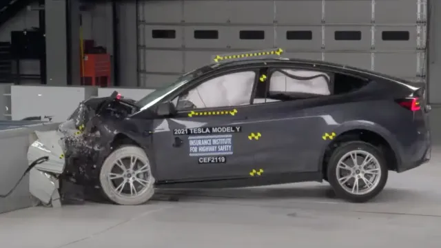 Tesla скрывает детали тысяч ДТП с участием системы автопилота