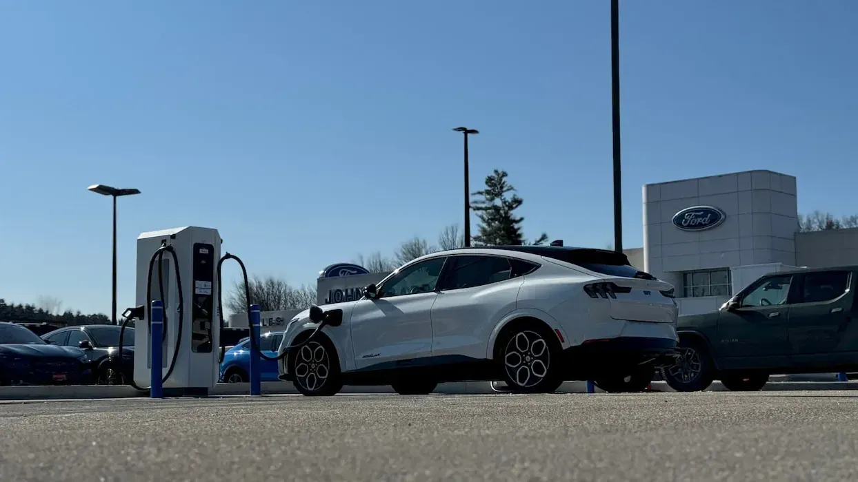 Ford запустила сеть быстрых зарядных станций для всех совместимых электромобилей