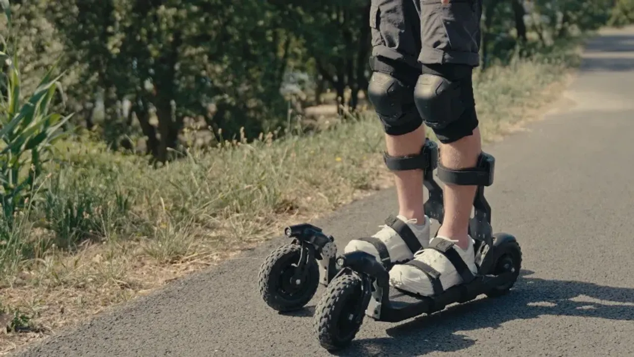 Стартап Skwheel представил электрические лыжи для перемещения по ...