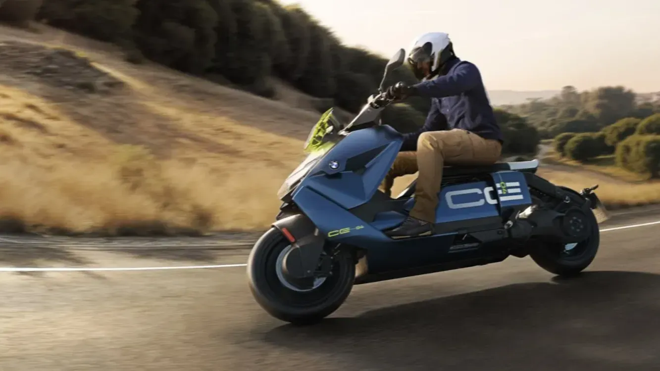 BMW Motorrad представила обновлённый электросамокат CE 04