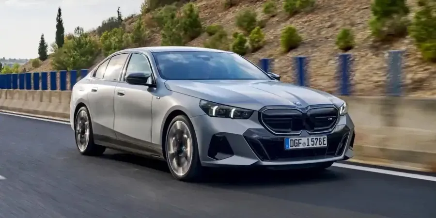 BMW i5 M60 xDrive. Фото: https://electrek.co/