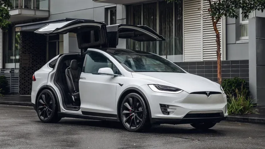 Tesla отзывает более 54 тысяч электромобилей Model X