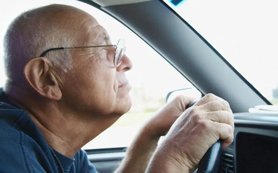 Японские учёные выяснили, почему пожилые водители путают педали газа и тормоза
