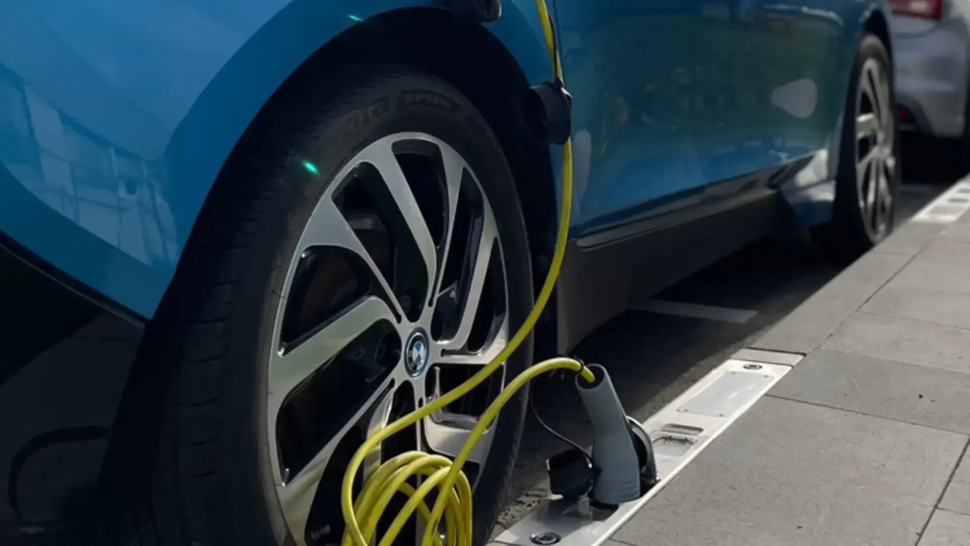 Сurb Charger решает проблему зарядки в плотной городской застройке