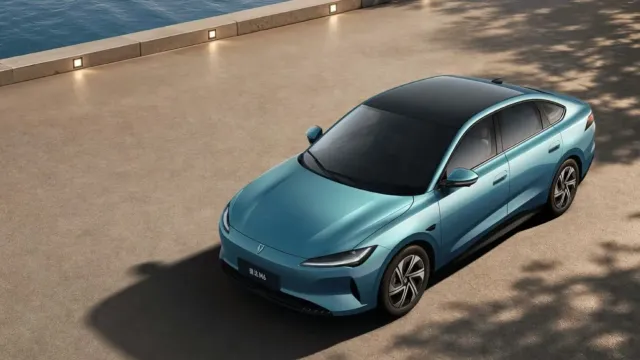 Volkswagen выпустил в Китае бюджетный электроседан Jetta M6