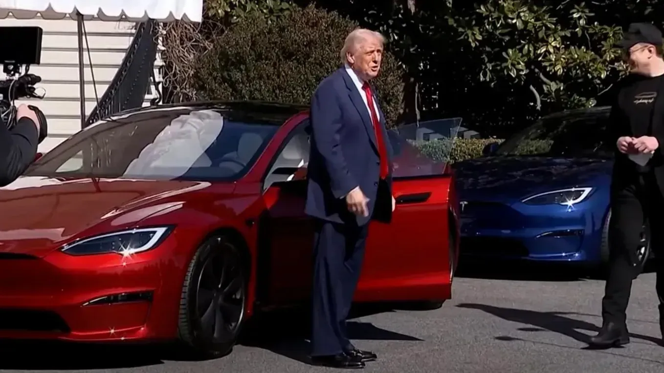 Трамп продаёт красную Tesla после ссоры с Илоном Маском