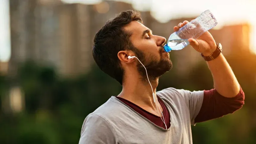 Диетолог Кришнан: Чрезмерное питье воды может привести к головным болям, тошноте и рвоте