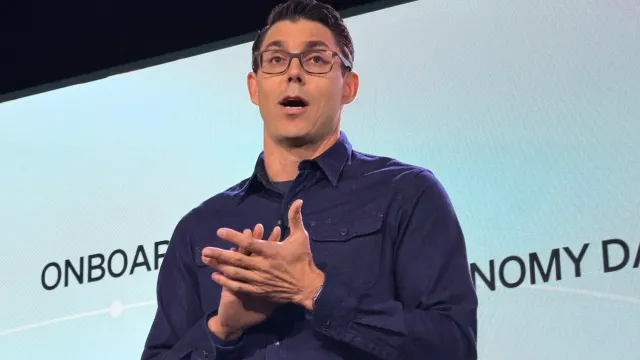 Rivian показала автономные функции R1S с адаптацией к дорожной обстановке Rivian показала автономные функции R1S с адаптацией к дорожной обстановке