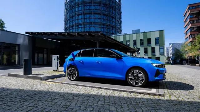 Opel отказывается от полного перехода на электромобили и сохранит гибриды
