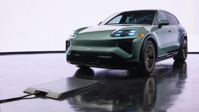 Porsche показала новый Cayenne с заводской индуктивной зарядкой без проводов