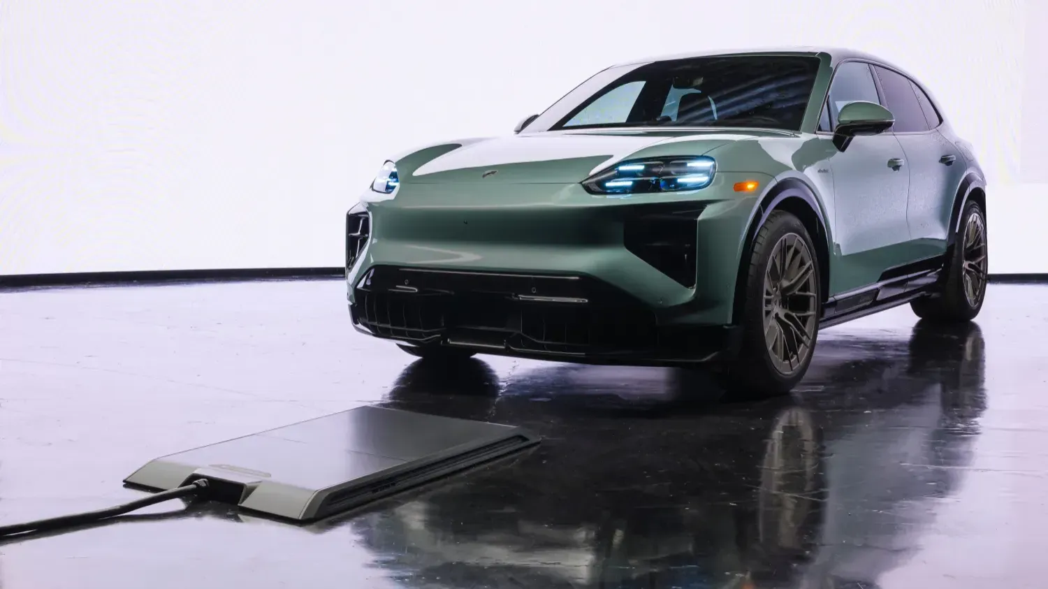 Porsche показала новый Cayenne с заводской индуктивной зарядкой без проводов