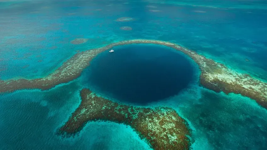 Planet Today: в Мексике у побережья обнаружена огромная голубая дыра глубиной 274 метра