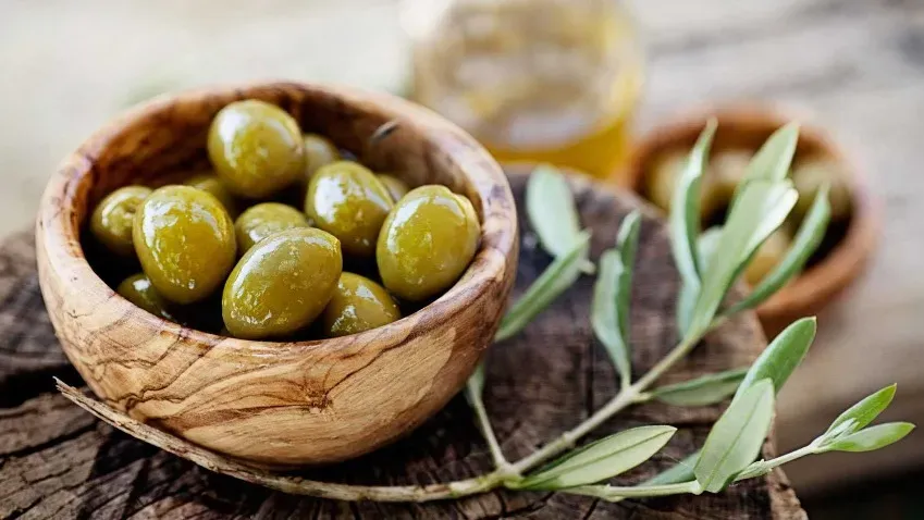 Проглатывать оливковые косточки полезно, доказали ученые