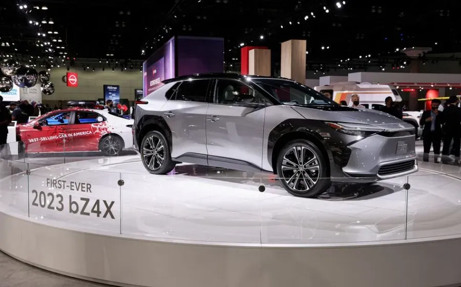 Toyota выпускает первый аккумуляторный электромобиль