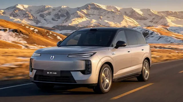 Компания BYD представила люксовый кроссовер Denza N8 с запасом хода 1000 км