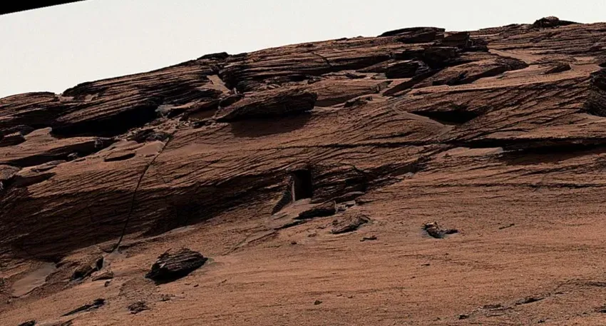 Марсоход Curiosity обнаружил «собачью дверь» при исследовании Марса
