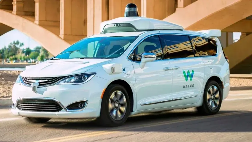 Беспилотным роботакси Waymo и Cruise разрешили осуществлять перевозки пассажиров круглосуточно и...