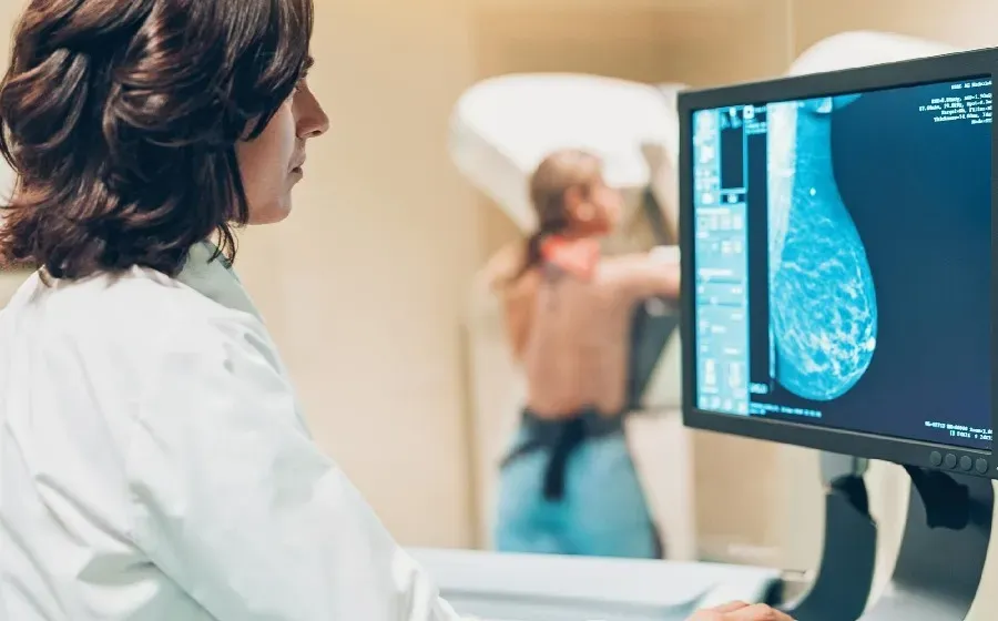 Онкологи объяснили, в каком возрасте диагностика рака груди наиболее эффективна