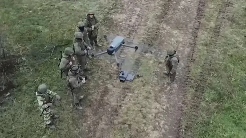 Сразу 3 российских бойца ушли от дронов ВСУ, подразнив оператора