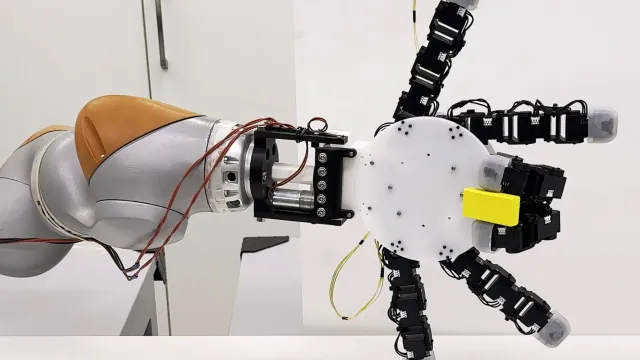 EPFL создала роботизированную руку с шестью пальцами и обратимой конструкцией