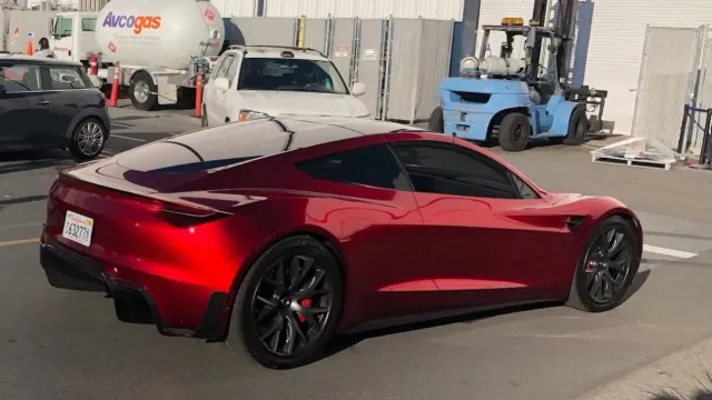 Tesla начала подготовку к производству нового поколения Roadster