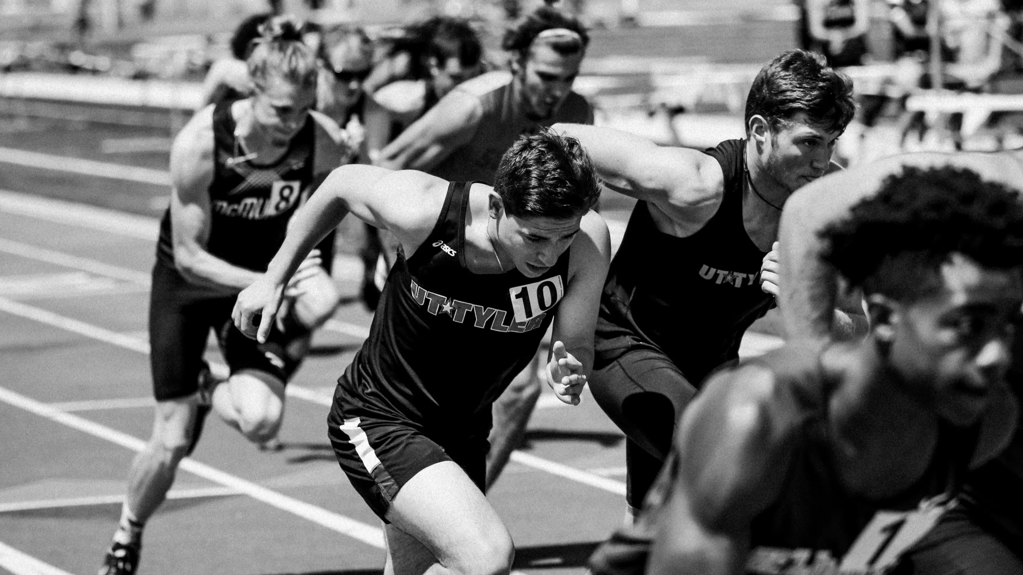 Компании борются за ИИ-кадры на перегретом рынке труда