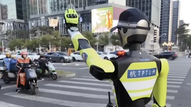 Новый робот-полицейский с ИИ регулирует движение на улицах Ханчжоу