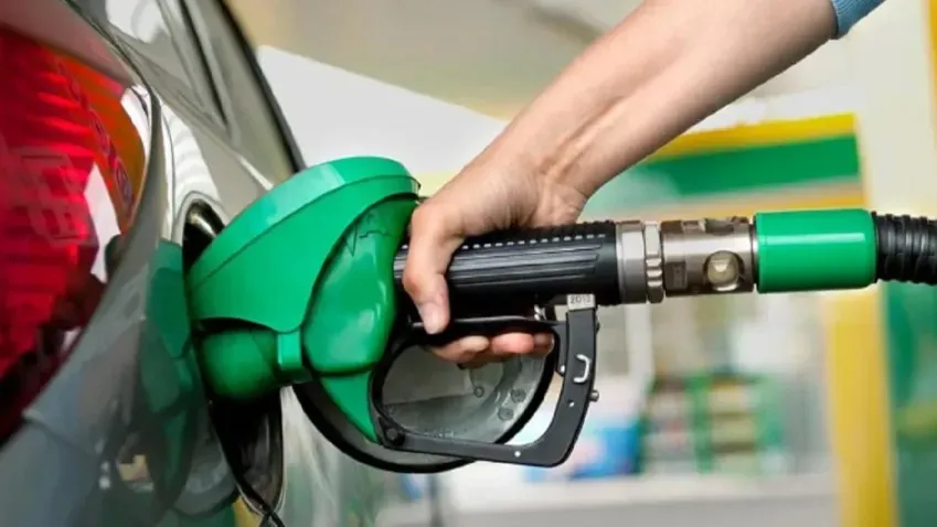 На АЗС цена на бензин постоянно растет: что говорят официальные данные