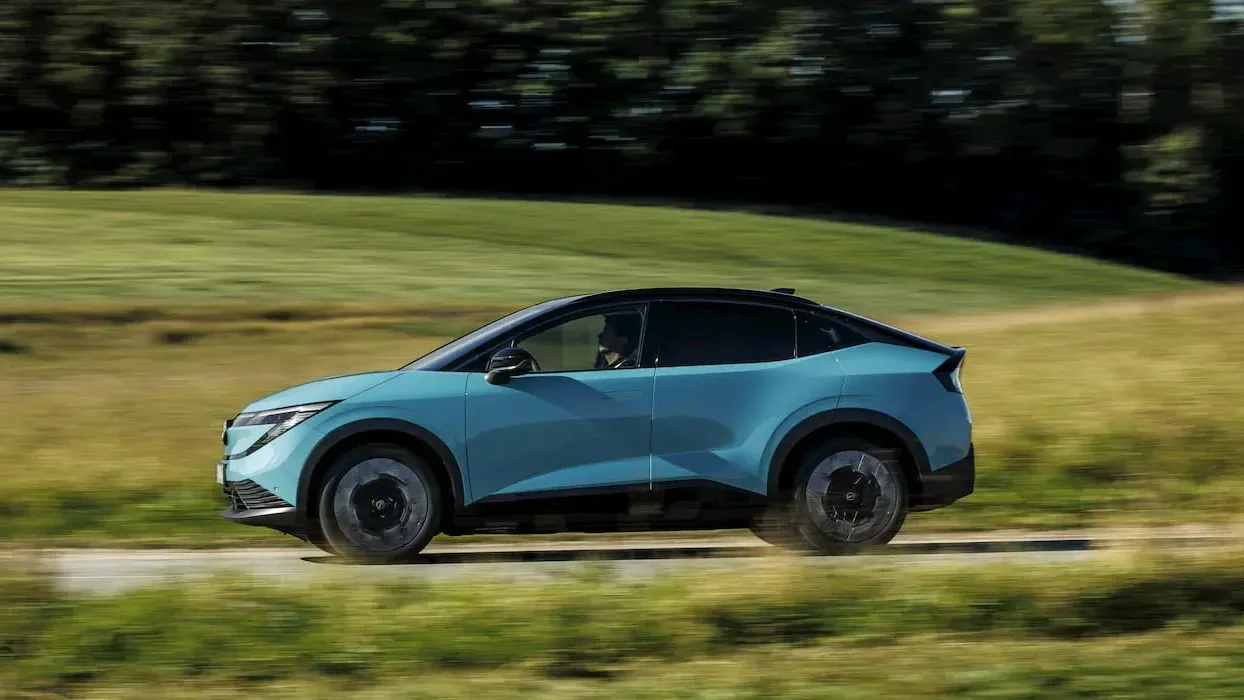 В Великобритании представлен новый кроссовер Nissan LEAF третьего поколения