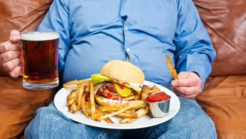 Наблюдение за употребляющими нездоровую пищу людьми уменьшает аппетит и помогает похудеть