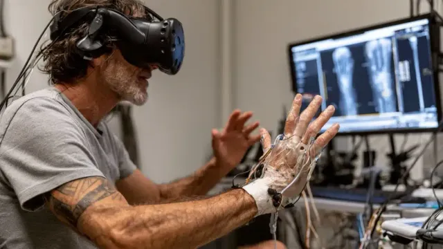 Система VR и стимуляции помогла восстановить руку после инсульта
