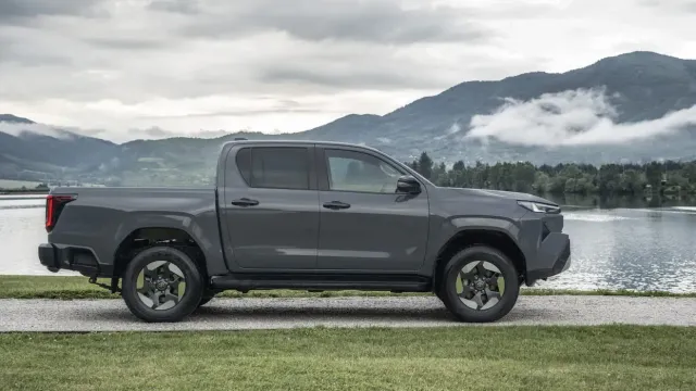 Toyota представила электрический Hilux BEV с полным приводом