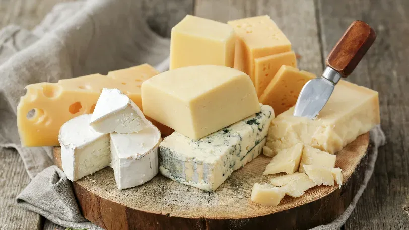 Диетологи назвали 7 причин, из-за которых не стоит есть сыр