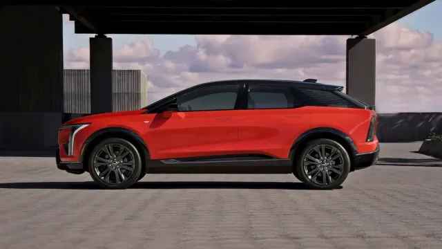 Cadillac Optiq стал лидером в сегменте премиальных электровнедорожников