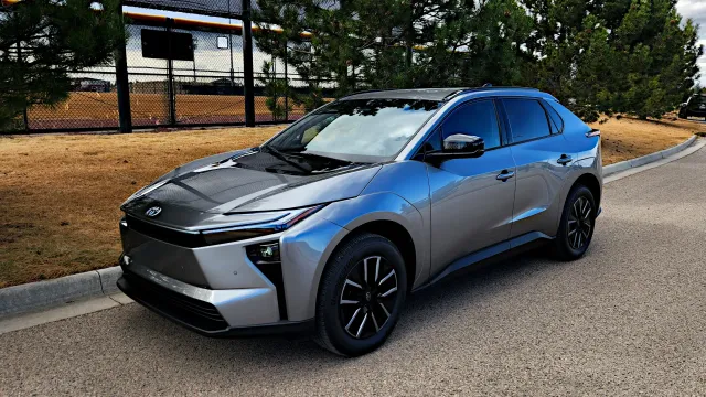 Электромобиль Toyota bZ 2026 года получил мощность 330 сил и разъем NACS Электромобиль Toyota bZ 2026 года получил мощность 330 сил и разъем NACS