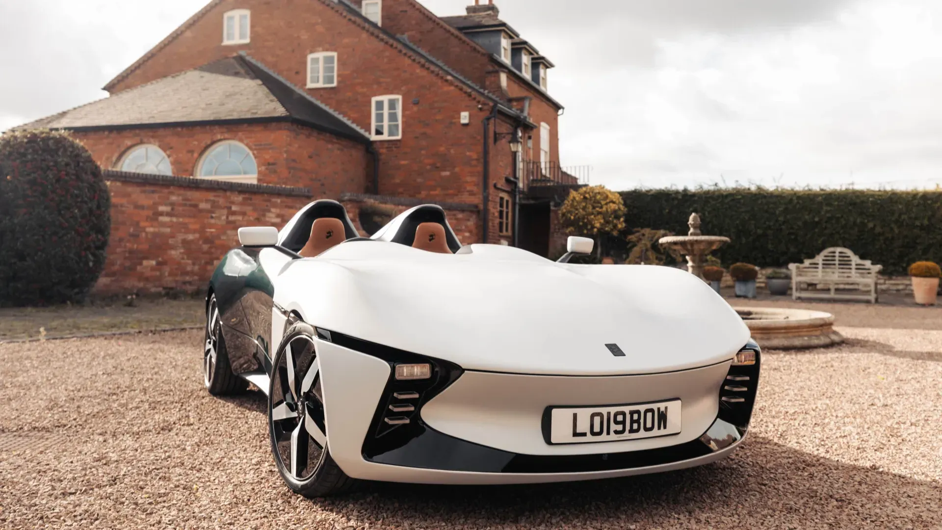 Longbow Motors выходит на рынок Европы с левым и правым рулем