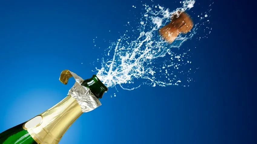 Как выяснили физики, откупоривание бутылки шампанского вызывает ударную волну