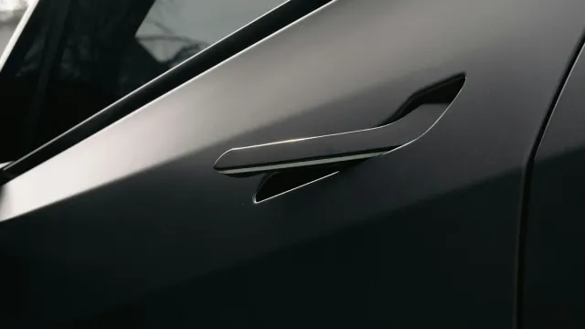 Китай запретит скрытые дверные ручки в новых автомобилях с 2027 года