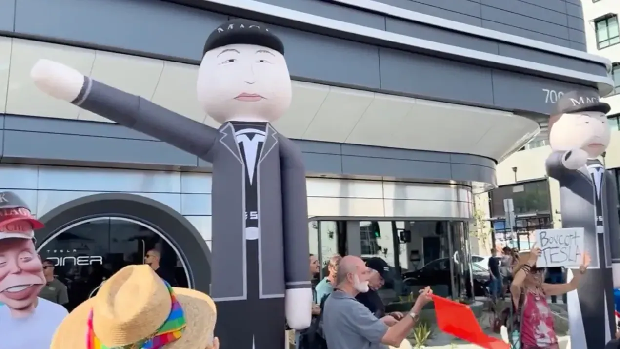 В Tesla Diner люди часами стояли в очереди из-за технических сбоев