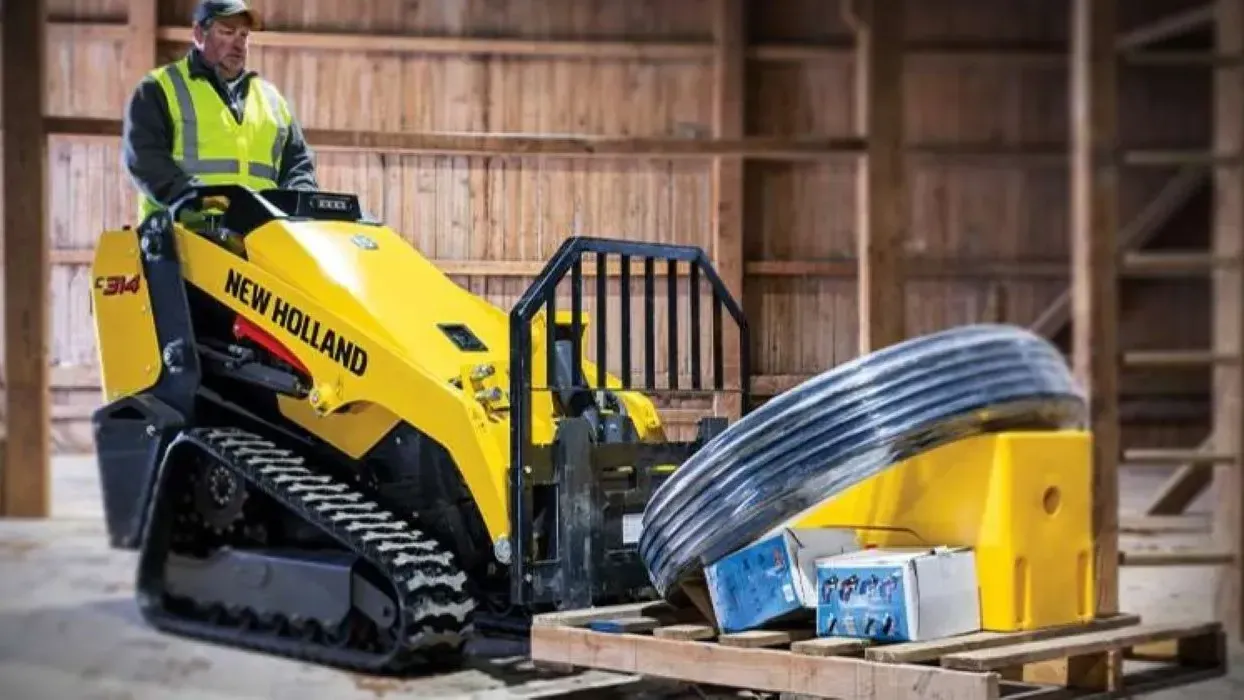 Новый мини-погрузчик C314X сохраняет грузоподъёмность дизельной версии