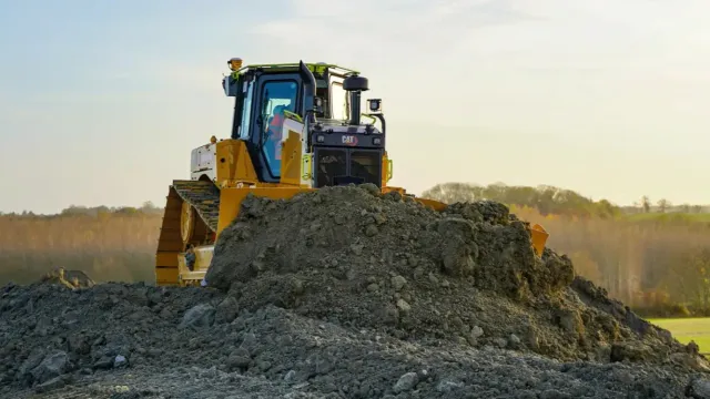 Новый бульдозер Cat D6 XE сочетает гибридный электропривод и экономию топлива