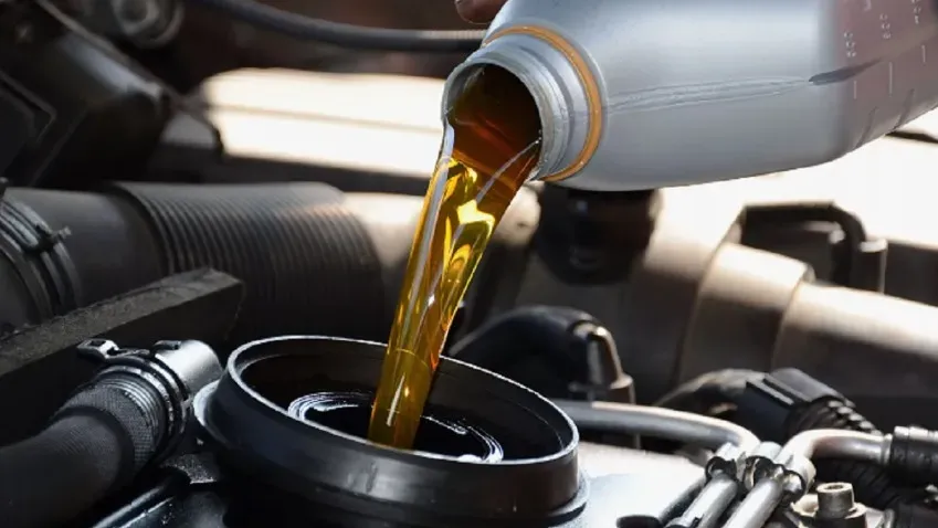 Эксперты «За рулем» объяснили, какие масла годятся на долив в двигатели