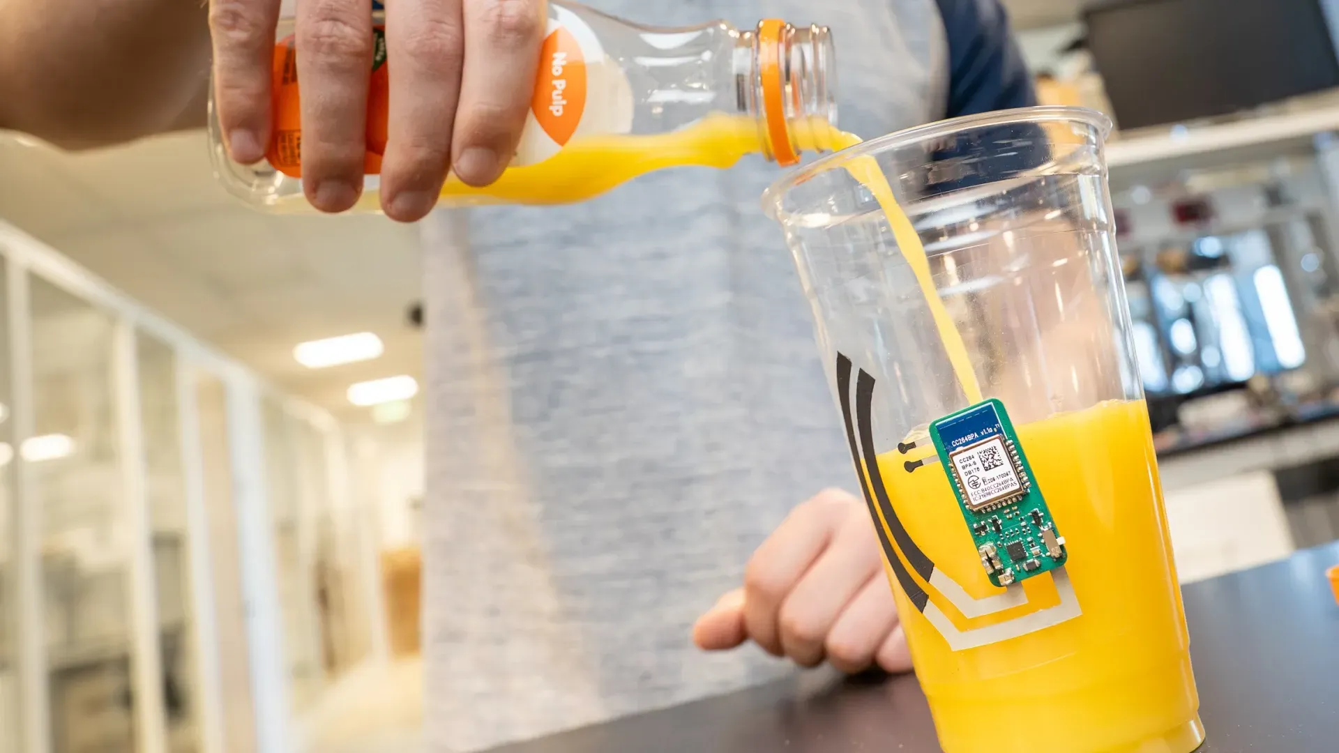 Smart Cup отслеживает уровень витамина С без крови и уколов