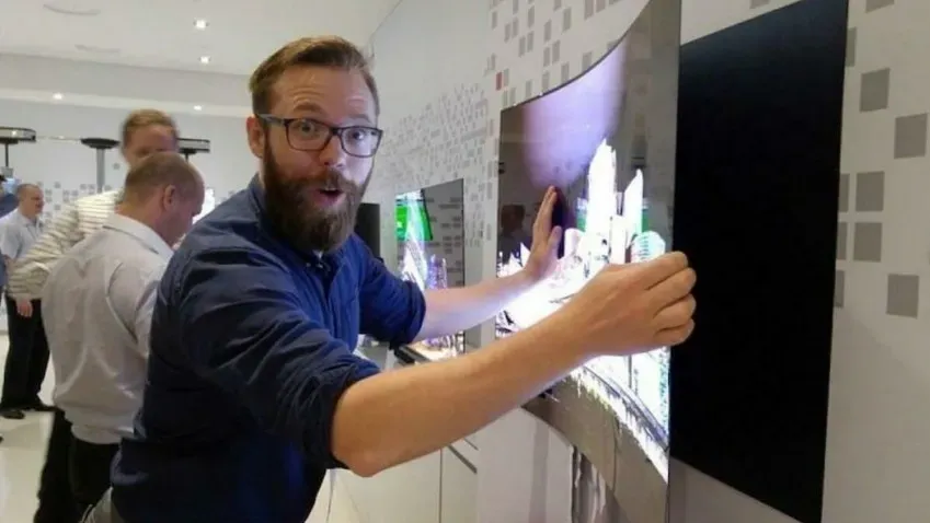 Ученые разработали гибкий OLED-экран, способный растягиваться на 200%